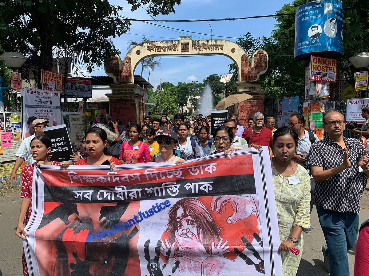 আর জি কর হাসপাতালে নারী চিকিৎসককে ধর্ষণের পর হত্যার ঘটনায় বিচারের দাবিতে মিছিল করেন রবীন্দ্রভারতী বিশ্ববিদ্যালয়ের শিক্ষক–শিক্ষার্থীরা